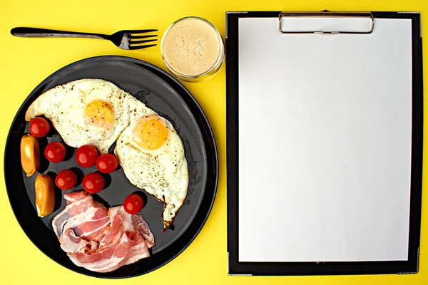 Café Manhã São Café Ovos Mexidos Bacon Queijo Tomates Cereja — Fotografia de Stock