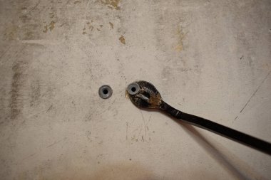 İki gri kapaklı boş beton duvar. Levyeyle, pervazı duvardan çıkar. Yenileme konsepti.