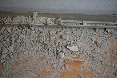 İnşaat çöpü. Duvarı yıktıktan sonra yerdeki çöpler. Yenileme konsepti.