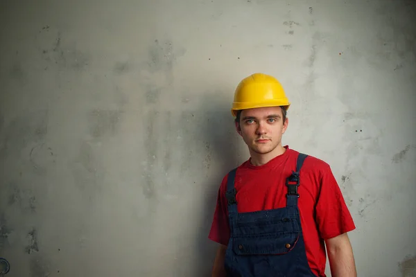 Jonge Man Bouwer Een Rood Shirt Blauwe Mantel Gele Bouwhelm — Stockfoto