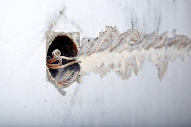 Açıkta duran alüminyum kablolu bir priz. Kablo tamir kavramı.