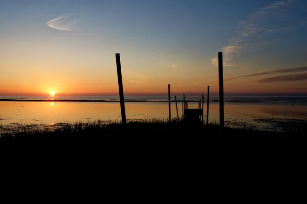 拉脱维亚靠近码头的海面上的夏日日出 — 图库照片
