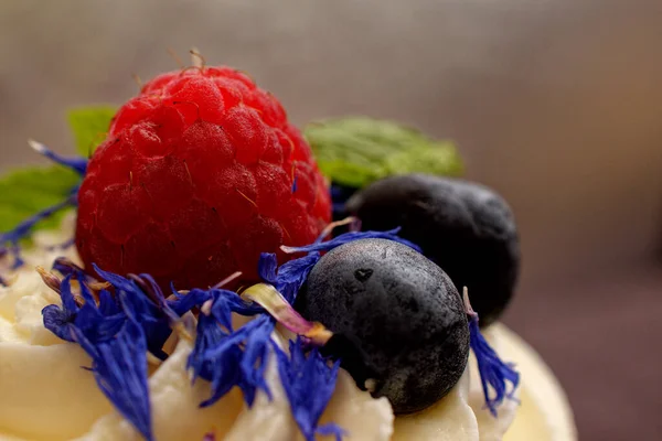 Dessert Madame Pavlova Fresh Raspberries Blueberries Decorated Mint Cornflower Flowers — Stock Photo, Image