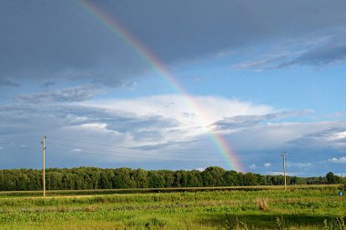 Gökyüzünde bir gökkuşağı. Dobele, Letonya.