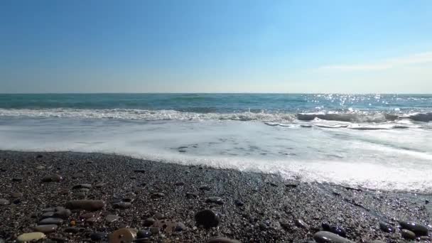 在索契的春天 海滩上有卵石和滚滚的波浪 晴朗的蓝天和地平线在召唤你放松 — 图库视频影像