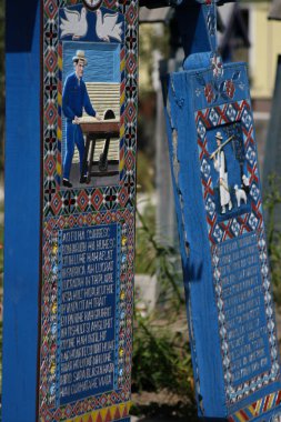 Romanya 'nın Sapanta kentindeki Mutlu Mezarlık Cimitirul Vesel' de mezarlar