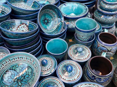 Fas 'tan kartpostal: Jemaa al Fnaa, Medina, Marakeş' te hediyelik eşya standında geleneksel Fas çömleği