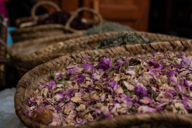 Fas 'tan kartpostal: Medine, Marakeş' teki sokak standında geleneksel berber otları ve baharatlar