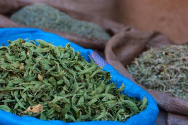 Fas 'tan kartpostal: Medine, Marakeş' teki sokak standında geleneksel berber otları ve baharatlar