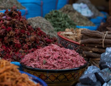 Fas 'tan kartpostal: Medine, Marakeş' teki sokak standında geleneksel berber otları ve baharatlar