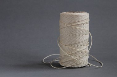 Yeni sarılmış beyaz keten makrome kablosu, DIY projesi için hazır.