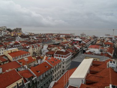 Portekiz 'den kartpostal: Lizbon şehri Alfama manzaralı Elevador Santa Justa