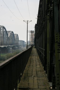 Polonya 'dan kartpostallar: Puslu bir günde Vistula Nehri, Çelenk, Pomeranya üzerindeki eski, kısmen ahşap köprü
