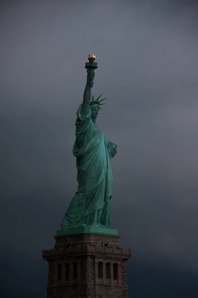 Postkarten Aus New York City Freiheitsstatue Vor Wolkenverhangenem Himmel Liberty — Stockfoto