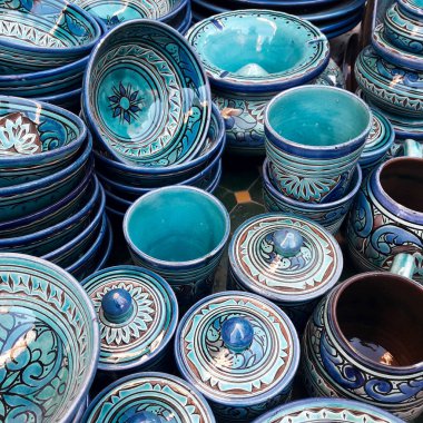 Fas 'tan kartpostal: Jemaa al Fnaa, Medina, Marakeş' te hediyelik eşya standında geleneksel Fas çömleği