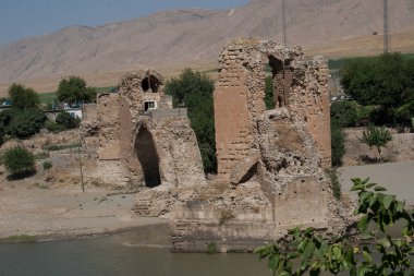Türkiye 'den kartpostal: Eski Dicle Köprüsü' nün kalıntıları Hassankeyf antik kentinde, Batman Dicle Nehri üzerinde