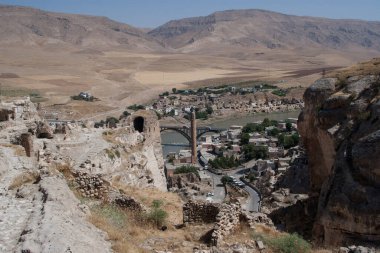 Türkiye 'den kartpostal: Dicle Nehri üzerindeki antik Hassankeyf kentinin kalıntıları, Batman
