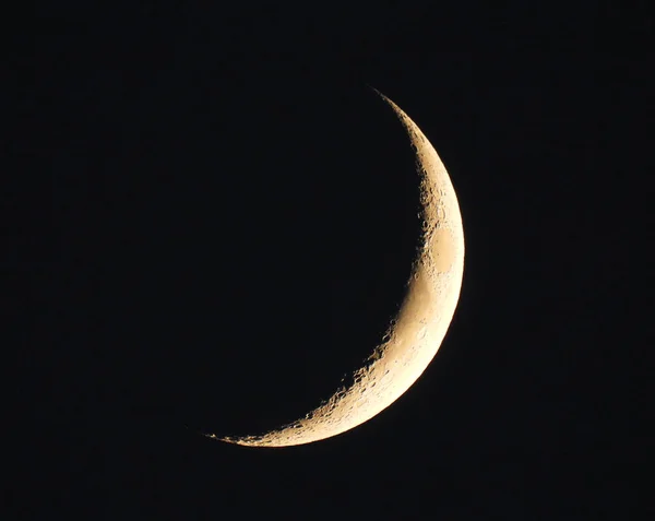 Heldere Kwartje Halve Maan Zwarte Donkere Hemel — Stockfoto