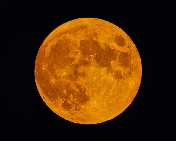 満月In夜空 満月は クレーター 暗いスポット 明るいスポットの詳細と夜空にオレンジを輝きます — ストック写真
