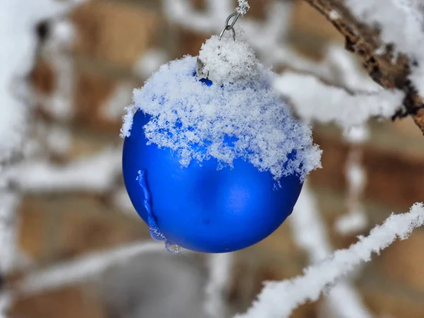 Izzó Karácsonyi Dísz Egy Fényes Kék Üveg Körte Karácsonyi Dísz — Stock Fotó