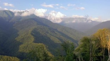 Kafkasya dağları drone 'dan görünüyor. Video.