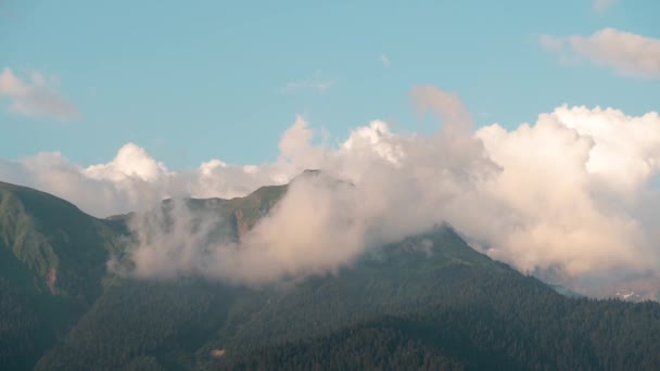 Berggipfel Mit Wolkenring Zeitraffer Video — Stockvideo