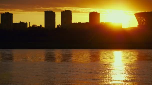 Zonsondergang Voor Stadssilhouet Wolga Rivier Volgograd Rusland 10Bit Beeldmateriaal — Stockvideo