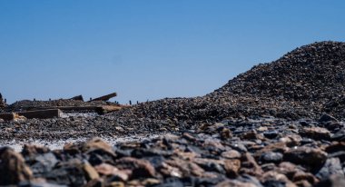 Tuz kaplı ve ağaç sütunu olan Stone Hill