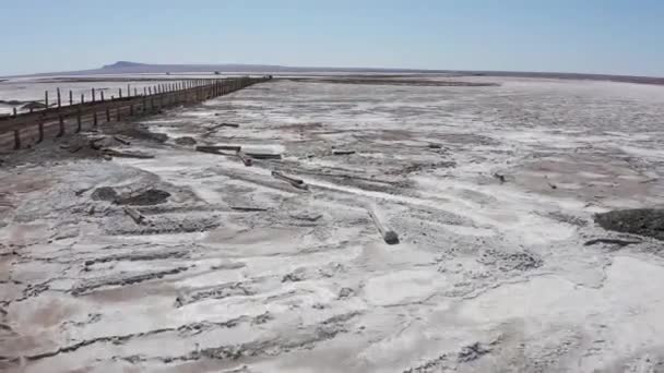 从Drone看Baskunchak盐湖空中景观 树桩和柱子 — 图库视频影像