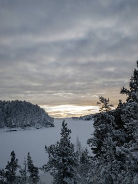 Ladoga Gölü adalarında gün batımı