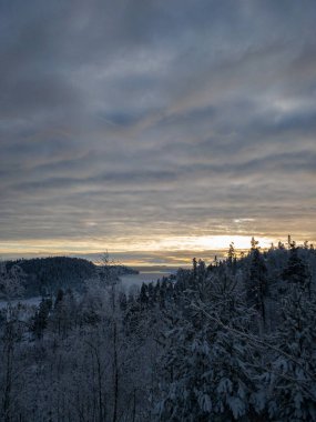 Ladoga Gölü adalarında gün batımı