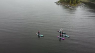 Ladoga Gölü 'nde sörf yaparken.