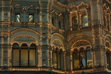 Işıklarda büyük güzel bir bina.