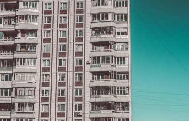 Parlak gökyüzüne karşı büyük, eski bir yerleşim yeri.