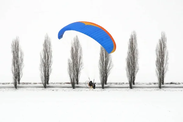 Paramotorische Vliegen Winter Een Geheel Wit Landschap Van Sneeuw Zwarte — Stockfoto