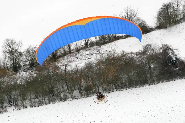 Close Blauwe Paramotor Vliegend Besneeuwde Velden Ile France — Stockfoto