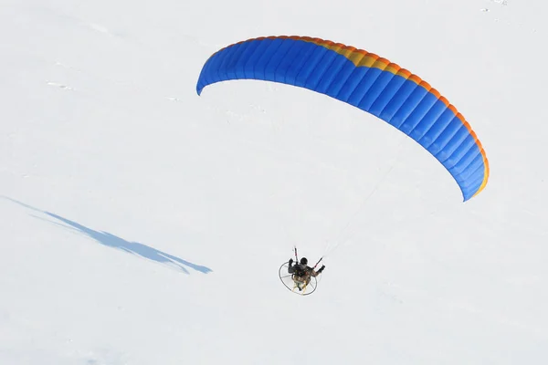 Gros Plan Paramotor Flying Winter Snow White Landscape Seen Ciel — Stock Photo, Image