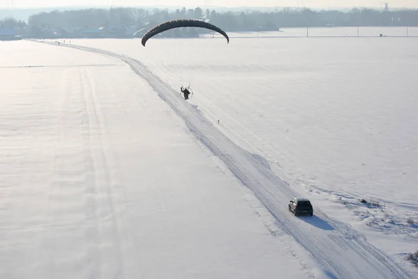 Paramotor Seen Sky Winter Flying Snowy Road Field Followed Car — Stock Photo, Image