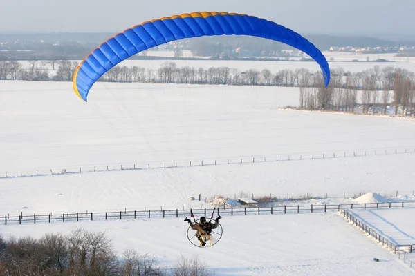 Parapente Motorizado Visto Céu Voando Sobre Campos Inverno Cheio Neve — Fotografia de Stock