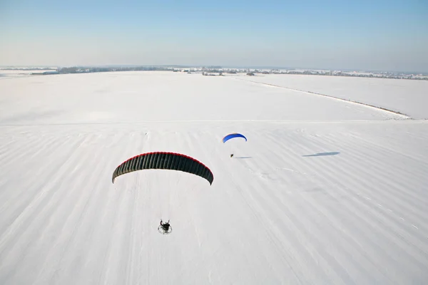 Snowy Winterlandschap Met Blauwe Lucht Gezien Vanuit Lucht Twee Gemotoriseerde — Stockfoto