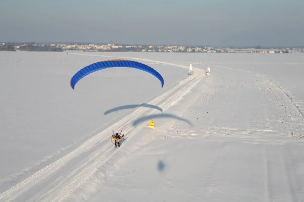 Macchina Volante Che Sorvola Una Strada Innevata Livello Del Suolo — Foto Stock