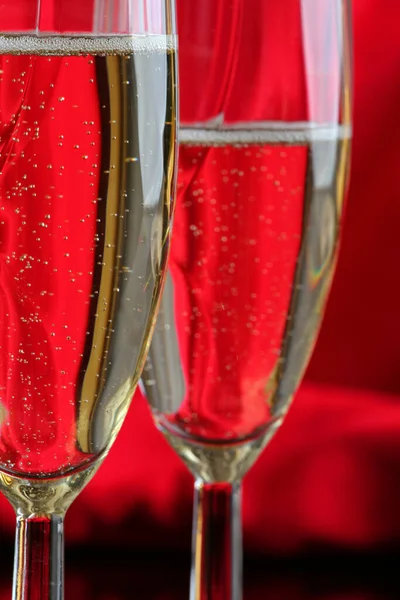 Firande Jul Semester Med Närbild Två Champagneglas Röd Bakgrund — Stockfoto