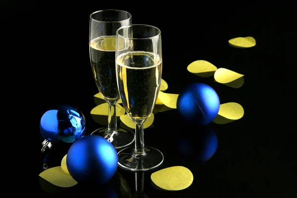Jul Och Nyår Firande Koncept Med Två Champagneglas Blå Julbollar — Stockfoto