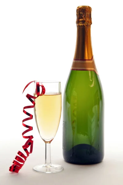 Flaska Med Glas Champagne Med Glänsande Rött Band Isolerad Vit — Stockfoto