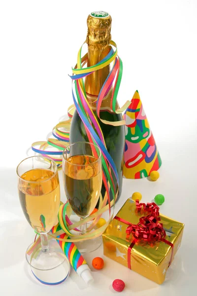 Nyårskoncept Med Flaska Och Glas Champagne Pappersband Konfetti Festmössor Och — Stockfoto