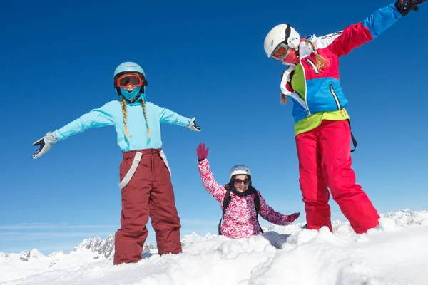 Três Meninas Férias Inverno Nos Alpes Brincar Neve Com Equipamentos — Fotografia de Stock