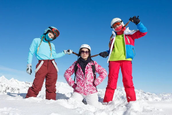 Kışın Haute Savoie Alplerinde Kayak Yamaçlarında Taze Karda Poz Veren — Stok fotoğraf