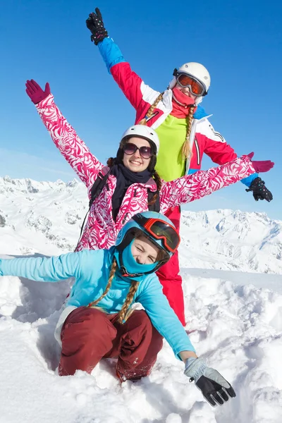 Счастливых Семейных Зимних Каникул Три Девушки Красочной Одежде Позируют Свежем — стоковое фото