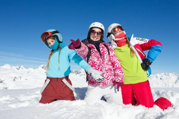 Trzy Nastolatki Zimowe Hollidays Górach Siedzi Świeżym Śniegu Spojrzeć Aparat — Zdjęcie stockowe