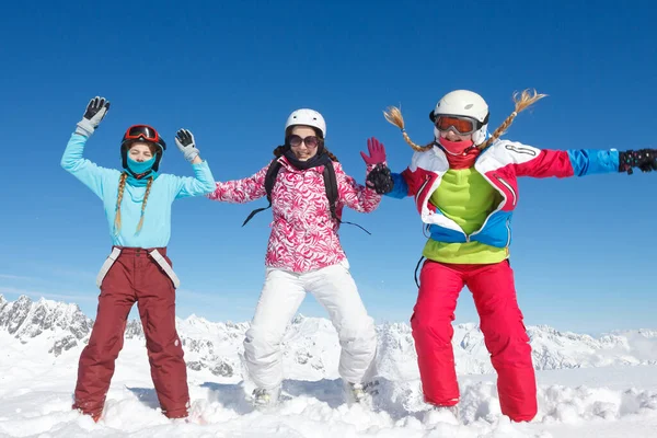 Зима Лыжи Веселье Три Маленьких Ребенка Девочки Подростки Зимних Каникулах — стоковое фото